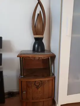 table de chevet et sa lampe
