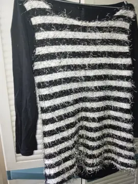 pull taille 3 noir et blanc sur le devant effet Poil et reste uni
