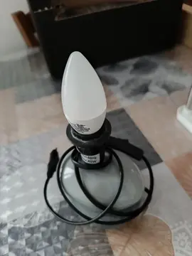 Lampe qui fonctionne, mais il manque l'abat jour, il se vend même chez Ikea