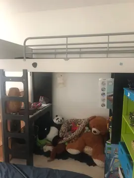 lit mezzanine avec coin bureau et coin étagères . à démonter sur place ( je n’ai pas les outils )