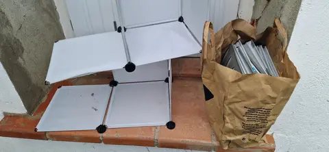 plusieurs petites étagères tissu tendu et armatures métal