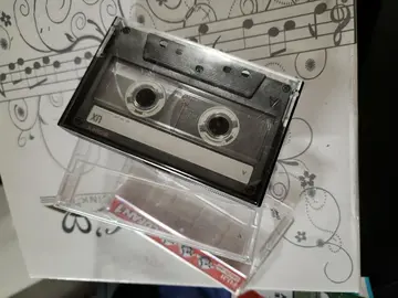 Trois boîtes à cassettes audio dont une avec cassette