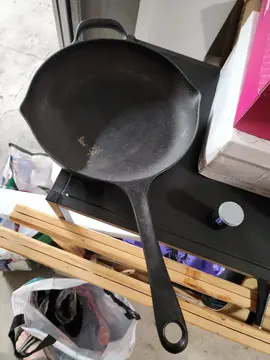 Grande poêle en fonte