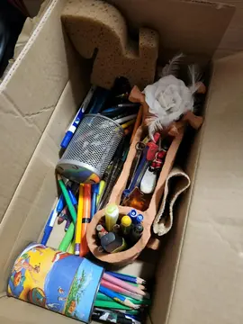 Boîte de crayons et stylos avec des pots à crayons