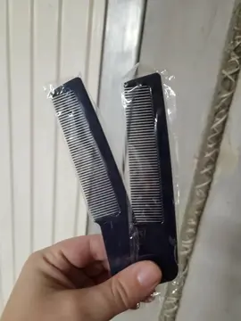 Deux peignes fins en plastique