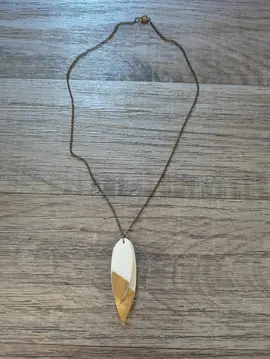 Collier blanc et or