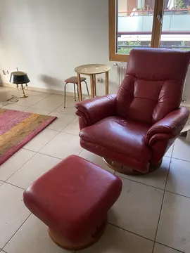 Je donne un canapé, deux fauteuils et deux tabourets en cuirs rouge