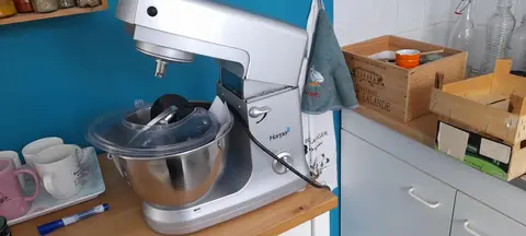 robot pâtissier avec tous les accessoires