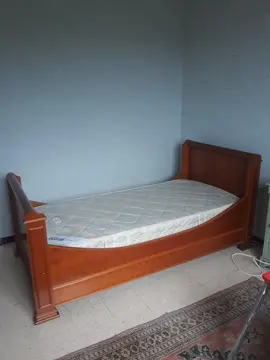 lit matelas avec structure en bois