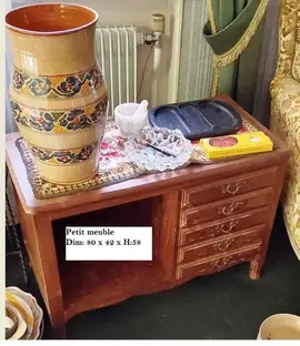 Petit meuble avec tiroirs