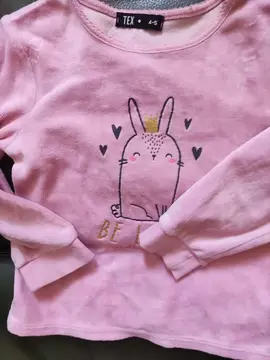 haut de pyjama ou pull polaire (4-5 ans)