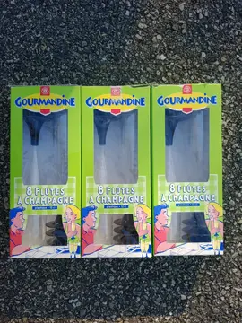 vaisselle et flûtes en plastique