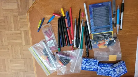 lot de stylos plume et cartouches d'encre