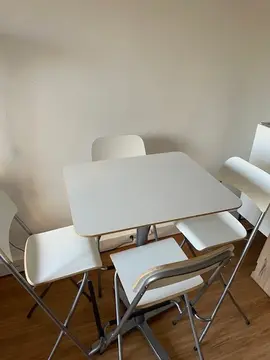 mange-debout et 4 chaises hautes blanc