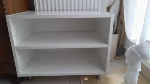 meuble appoint IKEA BESTA avec pieds