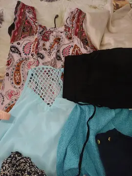 donne des vêtements