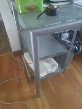 bureau multimedia avec plateau en verre poli