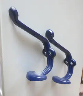 DEUX PATERES METAL PEINT BLEU MARINE