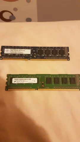 2 barrettes de mémoire 2 go