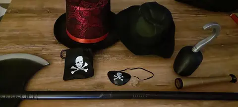 Lot déguisements pirate et Halloween