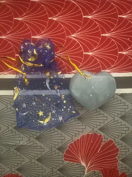 Pierre en calcite bleu en forme de cœur
