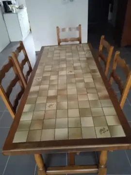Table en bois, avec carrelage