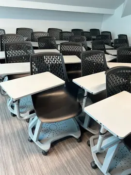 chaises d’école sur roulettes et tablette