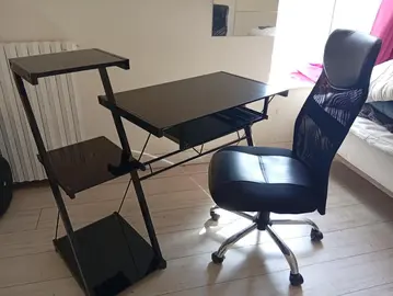 bureau en verre et fauteuil