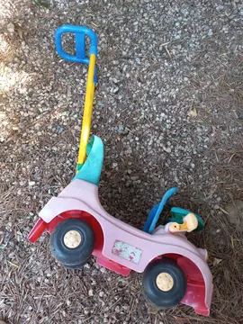 Jeu enfant petite voiture à pousser