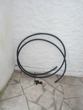 3 mètres environ de tuyau Polyéthylène PE 20mm pour eau potable et robinet plastique