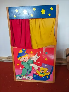 Théâtre de marionnettes avec 6 marionnettes