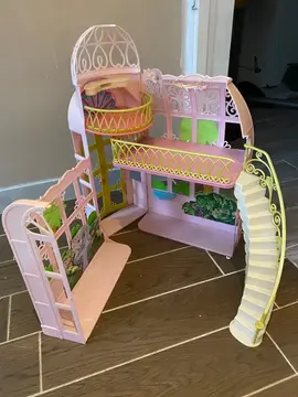château de barbies/petites poupées