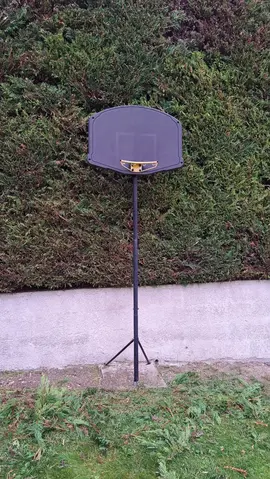 Grand poteau de basket, panier à réparer