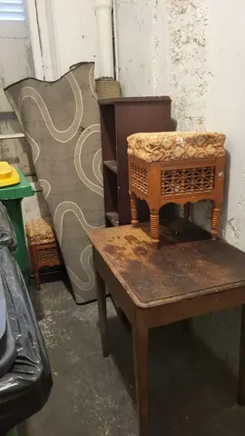 table, meuble étagère, petits tabourets, tapis