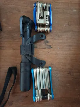 multi outils vélo + mini pompe