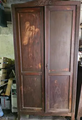 armoire penderie a rénové,d une hauteur de 198cm corniche comprise,98cm de long et 55cm de large