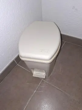 Poubelle de salle de bain