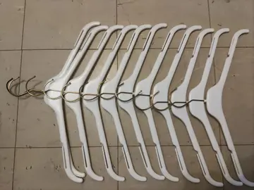 10 cintres en plastique .