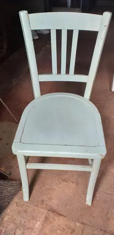 Chaise en bois peint
