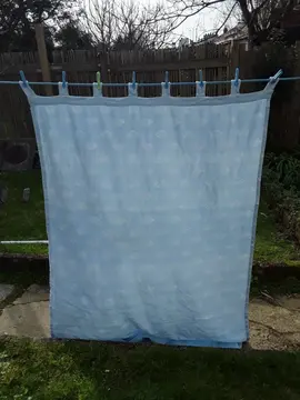 Rideau bleu et coquillages