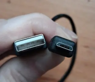 Petit câble USB - micro-USB B (22 cm)
