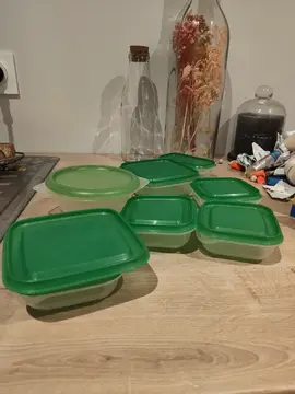 divers boîtes en plastique