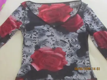 top rouge et noir léger