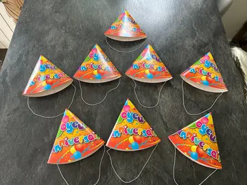 Chapeaux d’anniversaire en carton
