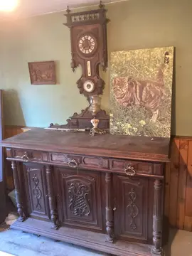 Commode très ancienne en bois massif