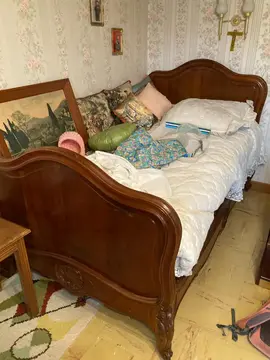 Lit ancien, solide en bois massif avec matelas (à changer probablement)