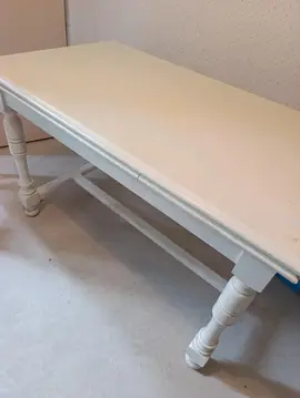 donne table cuisine et chaises une chambre 2 places