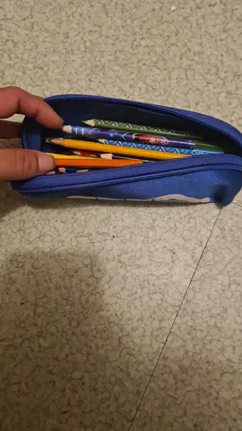 trousse et crayons de couleurs