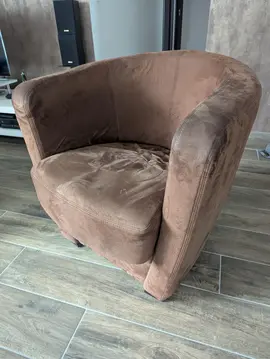 Fauteuil marron.