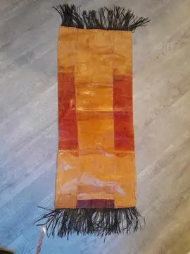 donne pièce de cuir tribal